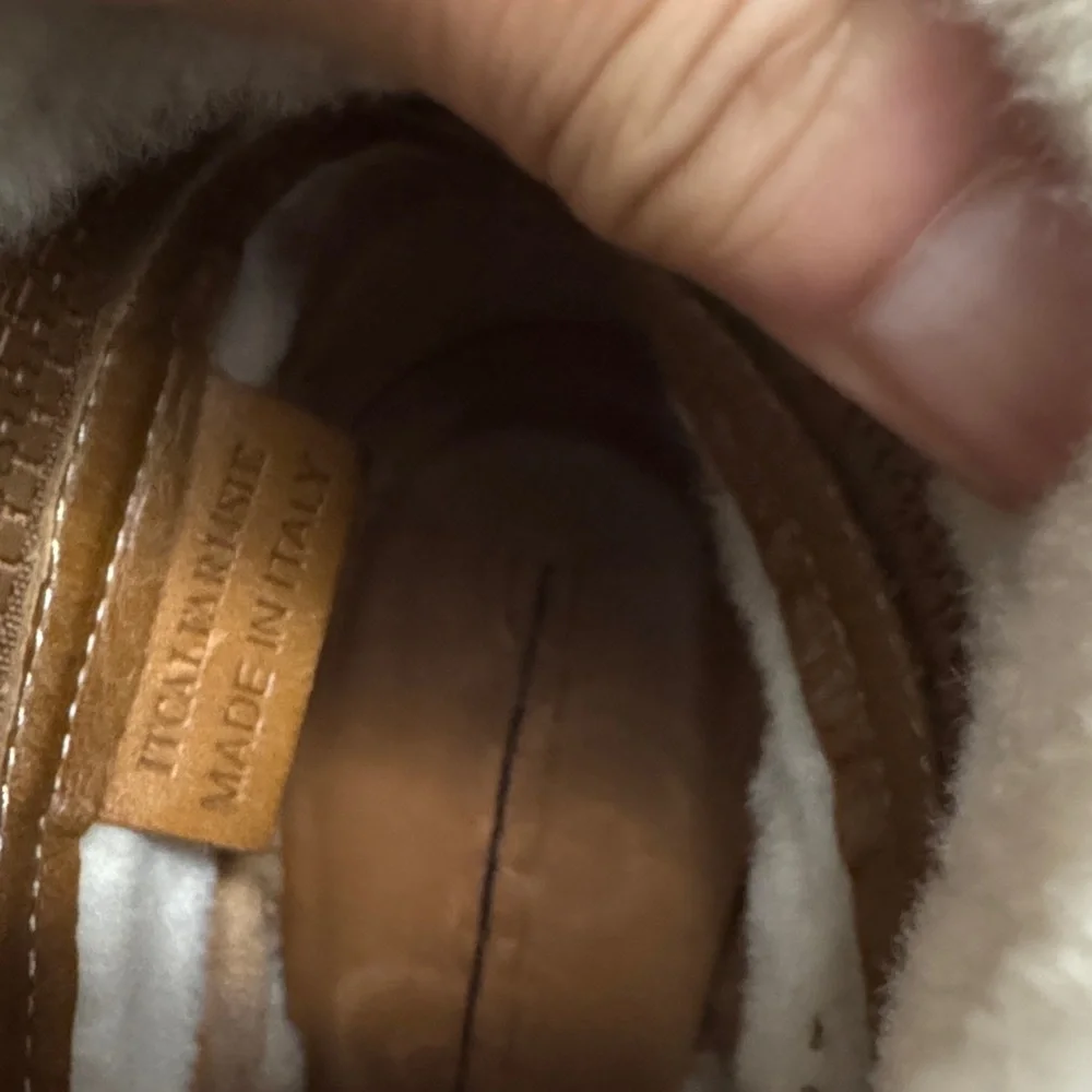 Burberry stylish tan